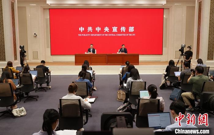 9月15日，中共中央宣傳部在北京舉行“中國這十年”系列主題新聞發(fā)布會，生態(tài)環(huán)境部部長黃潤秋介紹“貫徹新發(fā)展理念，建設(shè)人與自然和諧共生的美麗中國”有關(guān)情況，并答記者問。 <a target='_blank' href='/'>中新社</a>記者 楊可佳 攝