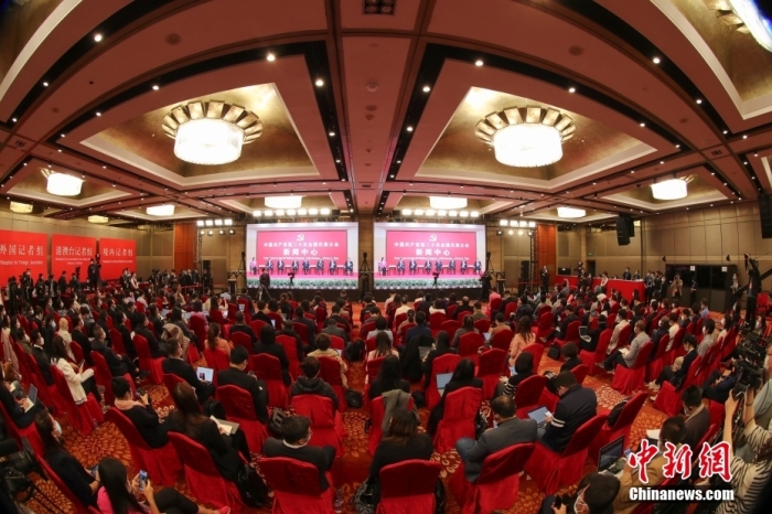 10月18日，中國共產(chǎn)黨第二十次全國代表大會新聞中心舉行集體采訪，請北京、天津、河北、山西、內(nèi)蒙古、遼寧、吉林代表團新聞發(fā)言人出席，介紹代表團學(xué)習(xí)討論二十大報告情況，并回答記者提問。圖為分會場。 <a target='_blank' href='/'>中新社</a>記者 蔣啟明 攝