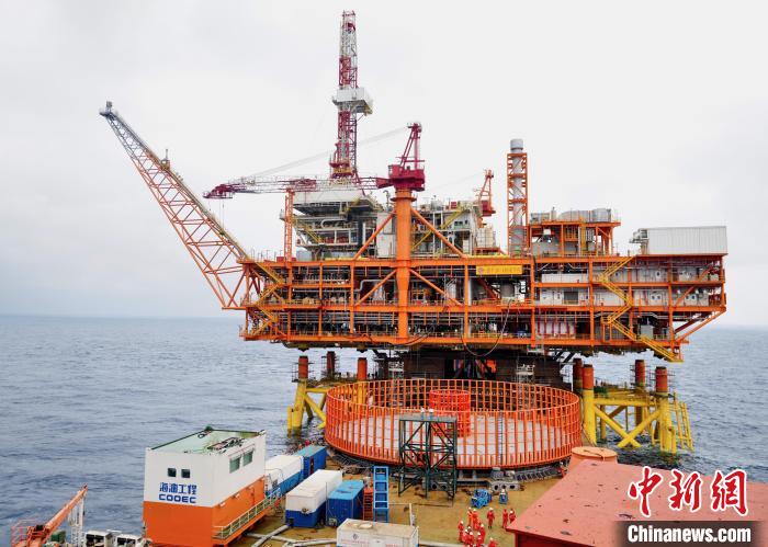 中國海油深圳分公司超15000噸的“恩平20—4”海上鉆采平臺實施動力定位浮托安裝作業(yè)。　陳文 攝