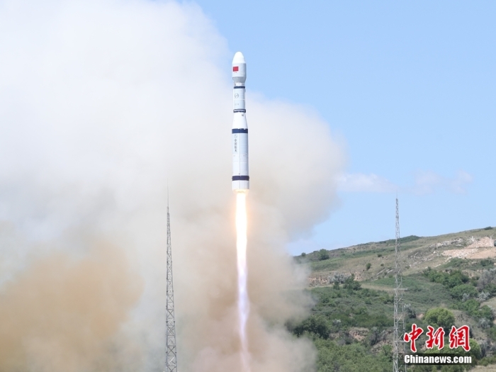 6月20日11時(shí)18分，中國在太原衛(wèi)星發(fā)射中心使用長征六號運(yùn)載火箭，成功將試驗(yàn)二十五號衛(wèi)星發(fā)射升空，衛(wèi)星順利進(jìn)入預(yù)定軌道，發(fā)射任務(wù)獲得圓滿成功。該衛(wèi)星主要用于開展新型對地觀測技術(shù)試驗(yàn)。此次任務(wù)是長征系列運(yùn)載火箭的第477次飛行。<a target='_blank' href='/'>中新社</a>發(fā) 鄭斌 攝