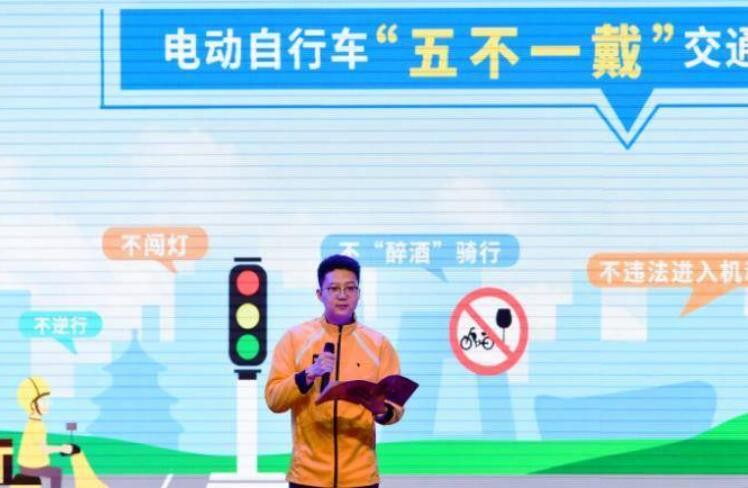 北京交管部门开展“五不一戴”安全宣传活动