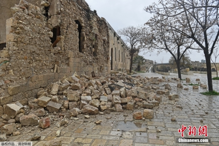當(dāng)?shù)貢r間2月6日，敘利亞阿勒頗發(fā)生地震后，阿勒頗古城遭到破壞，碎石瓦礫遍布，令人痛心。阿勒頗古城在1986年列入《世界遺產(chǎn)名錄》，它展現(xiàn)了上千年來多個在此定居過的民族保留下來的多元文化。據(jù)報道，6日在在土耳其南部靠近敘利亞邊境地區(qū)發(fā)生的強(qiáng)震已致兩國超過4000人死亡、近兩萬人受傷。圖為受損的阿勒頗古城。