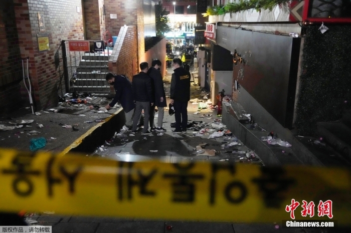 當?shù)貢r間2022年10月29日晚，韓國首爾龍山區(qū)梨泰院發(fā)生大規(guī)模踩踏事故。圖為30日凌晨，警方勘察現(xiàn)場。