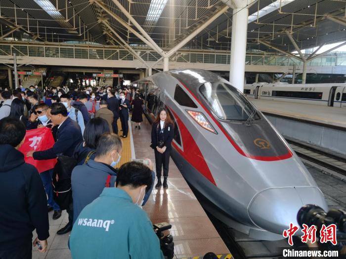 京港高鐵贛州至深圳段通車首趟列車由深圳北站發(fā)出