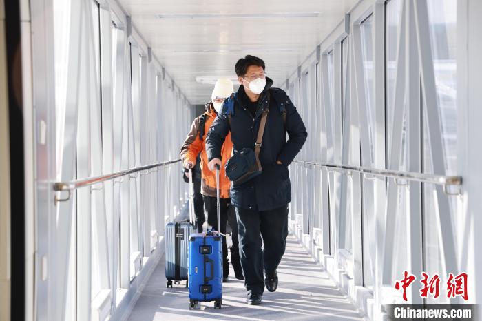 旅客乘機抵達漠河古蓮機場?！∩厶炖?攝
