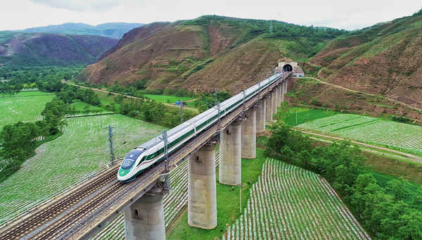 時速160公里復興號動車組開上青藏鐵路。
