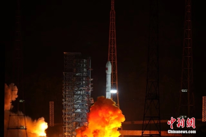 北京時間2023年11月9日19時23分，我國在西昌衛(wèi)星發(fā)射中心使用長征三號乙運載火箭，成功將中星6E衛(wèi)星發(fā)射升空，衛(wèi)星順利進入預定軌道，發(fā)射任務獲得圓滿成功。此次任務是長征系列運載火箭第496次飛行。圖為發(fā)射現(xiàn)場。照片：陳昊杰 邱立軍