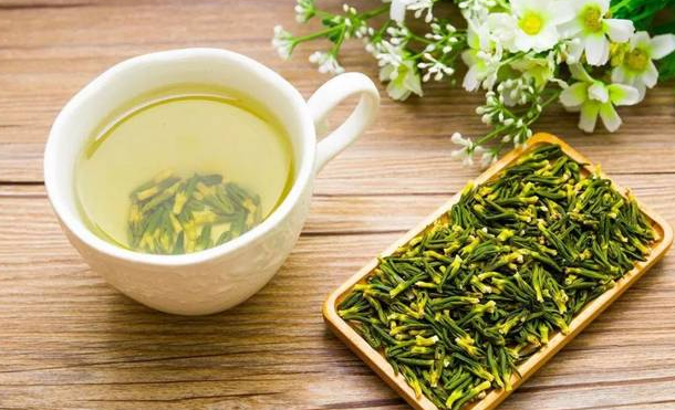 小暑节气天气湿热 饮用莲子心茶 清心消暑除烦