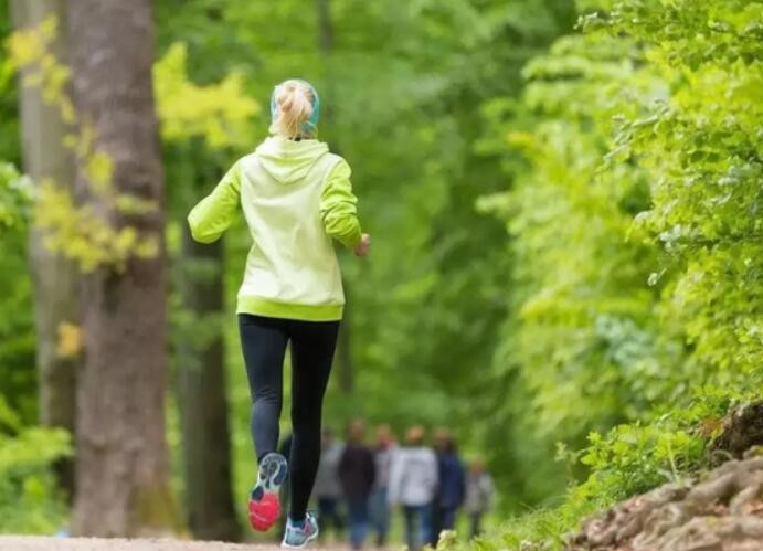 最新研究：女性更长寿！男女预期寿命差距为何越来越大？医生这么说→