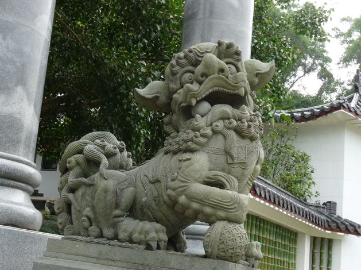 石狮子嘴里的圆球取不出 它是咋放进去的呢