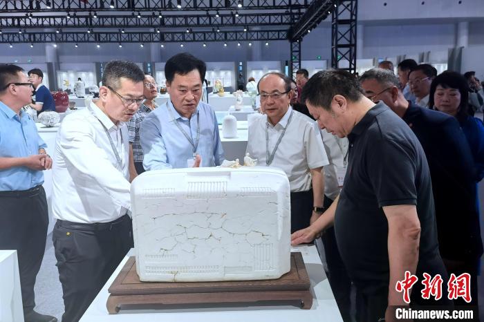 265件入圍作品展在德化會(huì)展中心集中展出?！O虹 攝
