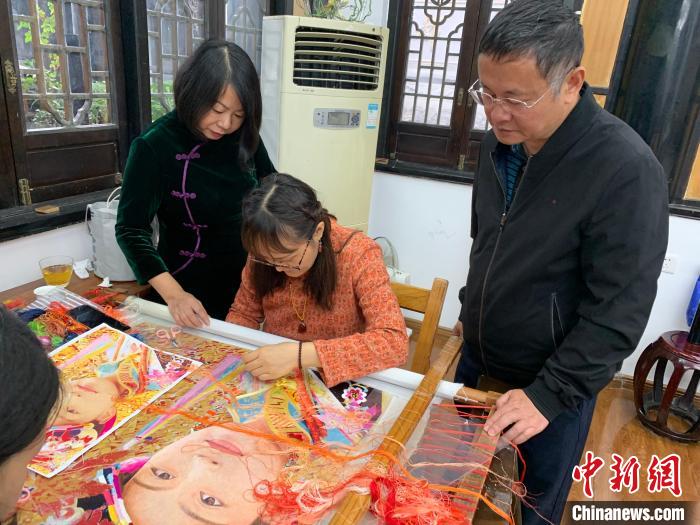 鐘明與孟德芝共同探討AI新作品《陽光下的牧場》?！『武?攝