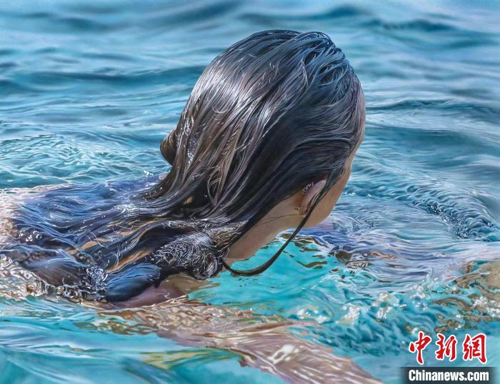 Johannes Wessmark(瑞典)的《 濕的頭發(fā)》獲達(dá)·芬奇視覺藝術(shù)獎?！≈鬓k方供圖