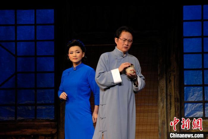經(jīng)典民族歌劇《江姐》劇照，左為王莉，右為陳小濤 劇組供圖