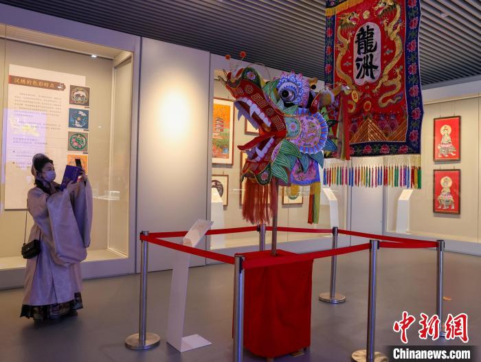 圖為“薪火相傳 繡韻流芳——漢繡保護成果展”吸引市民觀看 張暢 攝 圖為“薪火相傳 繡韻流芳——漢繡保護成果展”吸引市民觀看 張暢 攝