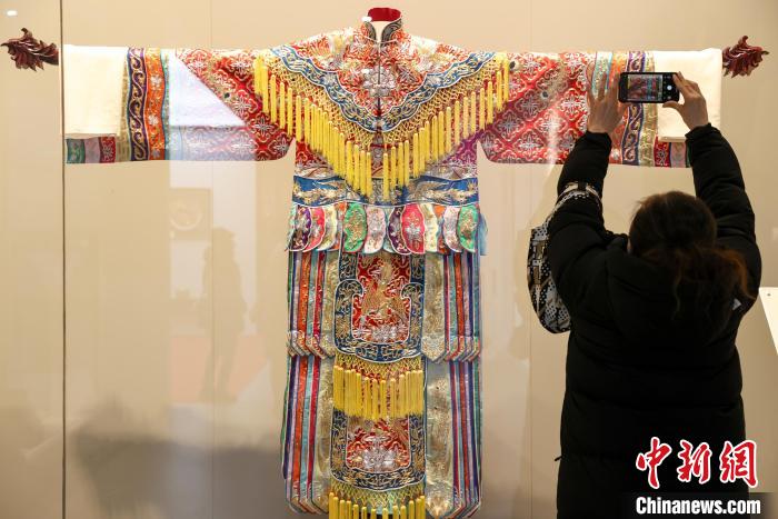 圖為“薪火相傳 繡韻流芳——漢繡保護成果展”展出漢繡服飾 張暢 攝 圖為“薪火相傳 繡韻流芳——漢繡保護成果展”展出漢繡服飾 張暢 攝