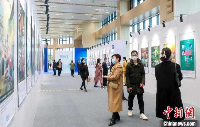海峽兩岸優(yōu)秀影視劇海報作品展現(xiàn)場?！＄娦?攝