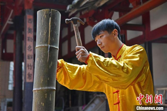 “興賢少年線獅隊”領隊陳吉宏進行木工加工?！●易訌?攝