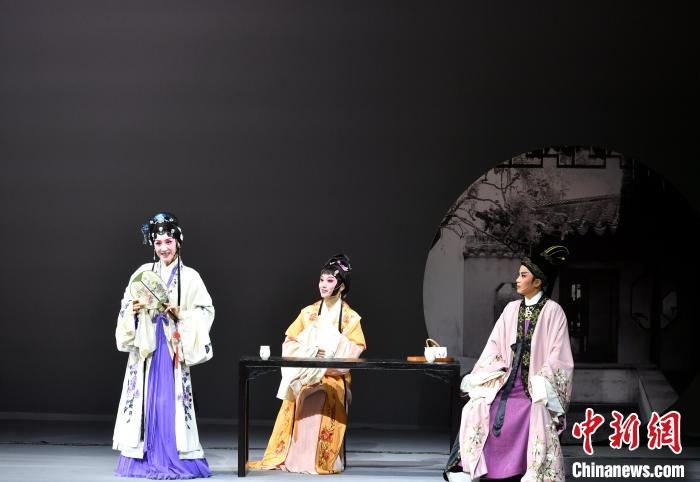 圖為演出現(xiàn)場(chǎng)?！蚊?攝
