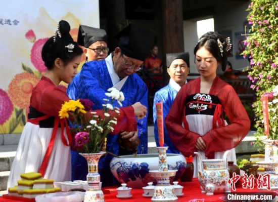 資料圖：圖為傳統(tǒng)重陽祭酒儀式。 呂明 攝