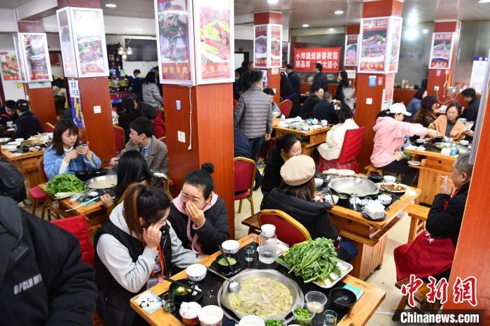 資料圖： 民眾冬至日吃羊肉湯。　張浪 攝