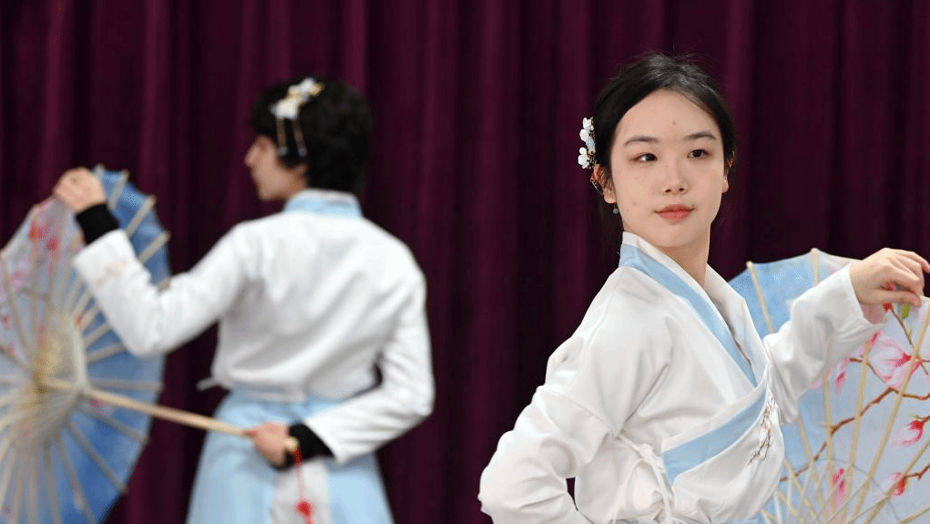 留学生 穿汉服——彩排节目迎春节