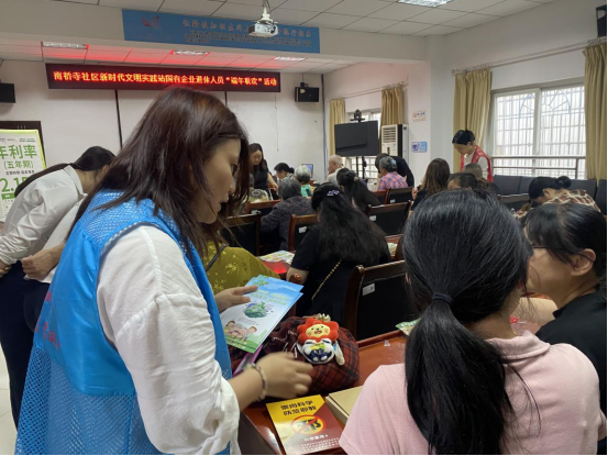重慶市江北區(qū)開展“端午相思寄香囊全民參與反邪教”端午節(jié)防邪宣傳活動