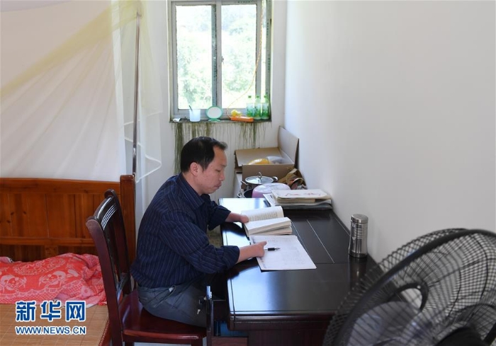 （圖片故事）（2）黃立溫：用殘疾身體幫助鄉(xiāng)親們脫貧奔小康　