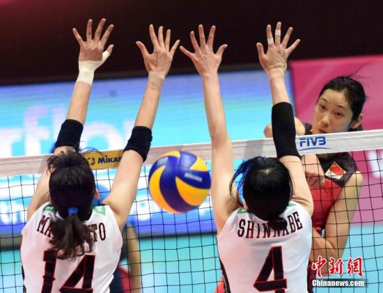 中國女排朱婷(右)扣球得分。 <a target='_blank'  _fcksavedurl='http://www.chinanews.com/' _fcksavedurl='http://www.chinanews.com/'></table>中新社記者 譚達(dá)明 攝