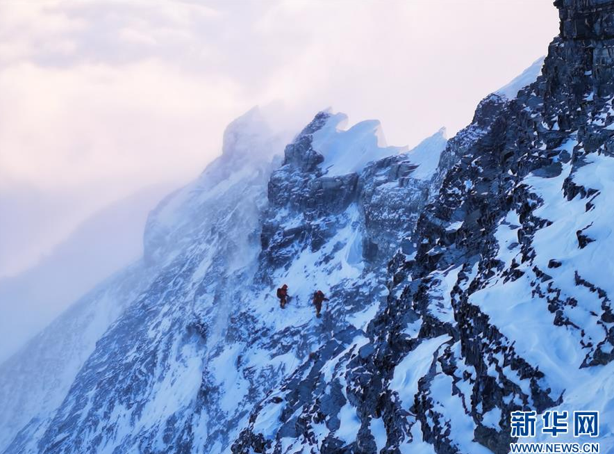 5月27日，2020珠峰高程測量登山隊正在向珠峰峰頂挺進。 當日2時10分許，2020珠峰高程測量登山隊8名隊員陸續(xù)從海拔8300米的突擊營地出發(fā)，向著世界海拔最高的珠峰峰頂挺進。 新華社特約記者 扎西次仁 攝