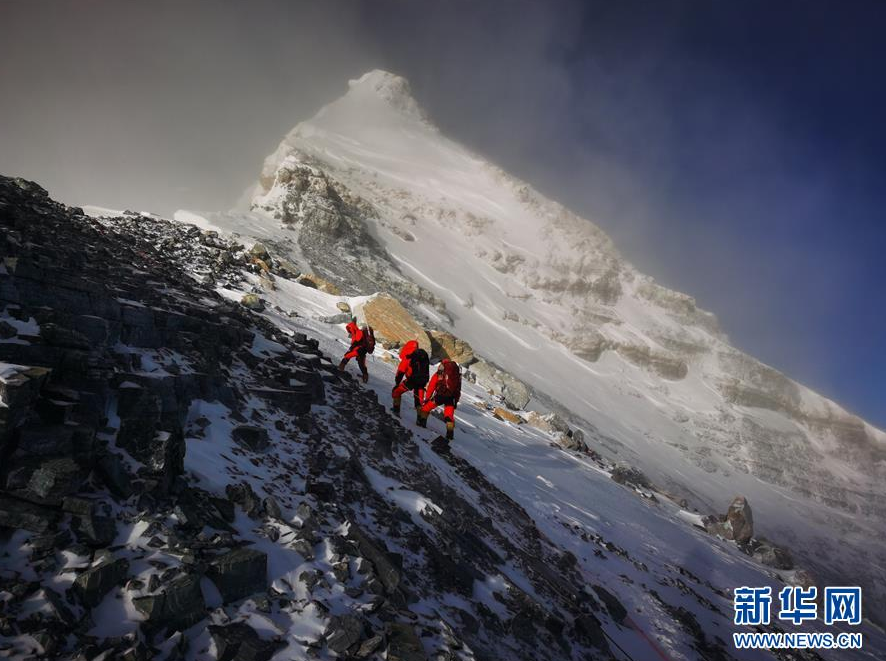 5月27日，2020珠峰高程測量登山隊正在向珠峰峰頂挺進。 當日2時10分許，2020珠峰高程測量登山隊8名隊員陸續(xù)從海拔8300米的突擊營地出發(fā)，向著世界海拔最高的珠峰峰頂挺進。 新華社特約記者 扎西次仁 攝