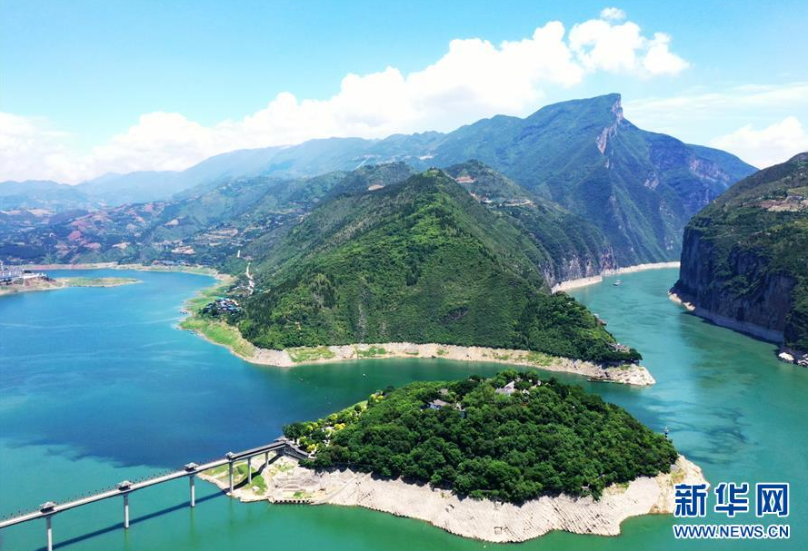 5月29日，船只在長江瞿塘峽段江面上航行（無人機(jī)照片）。 新華社記者 王全超 攝