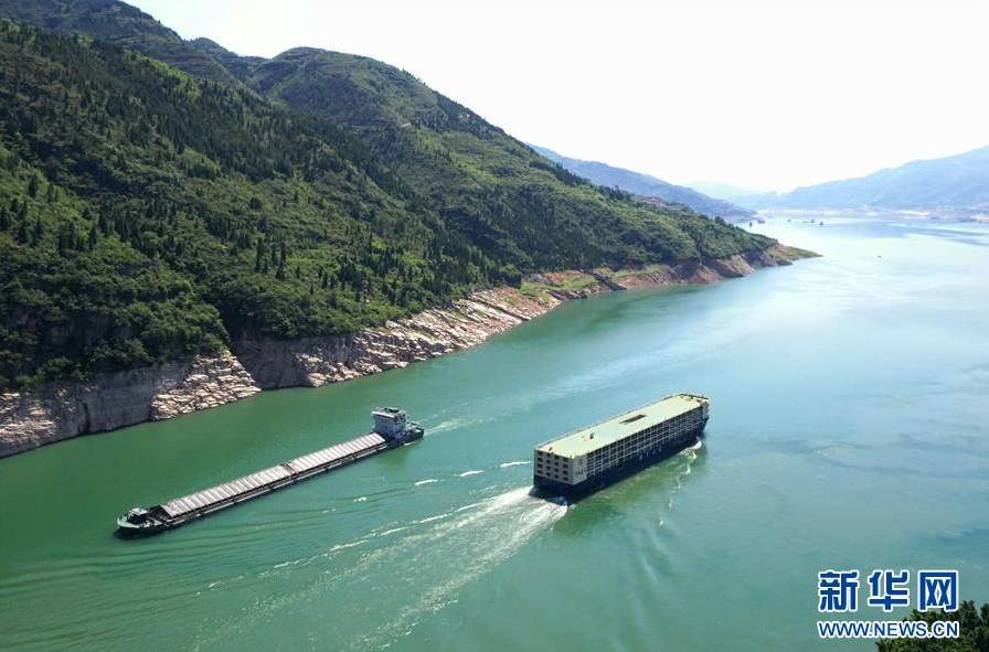 5月29日，船只在長江瞿塘峽段江面上航行（無人機(jī)照片）。 新華社記者 王全超 攝