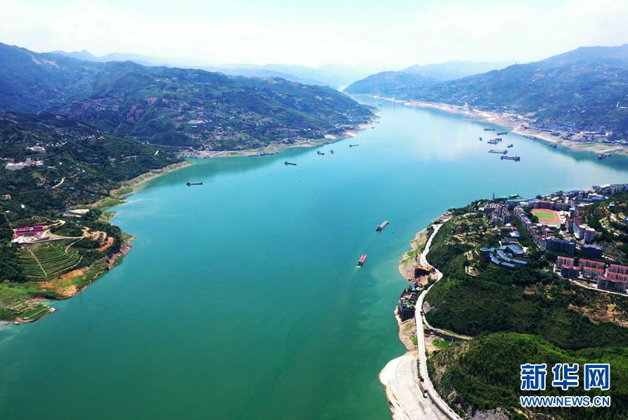 5月29日，船只在長江瞿塘峽段江面上航行（無人機(jī)照片）。 新華社記者 王全超 攝