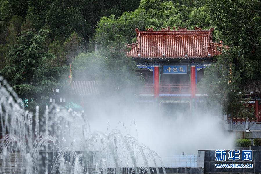 夏日好乘涼 這是6月17日拍攝的龍泉寺景區(qū)一景。 天氣漸熱，位于甘肅省平?jīng)鍪谐缧趴h的龍泉寺景區(qū)綠樹成蔭，溫度適宜，是夏日乘涼避暑勝地。 新華社發(fā)（馬希平 攝）