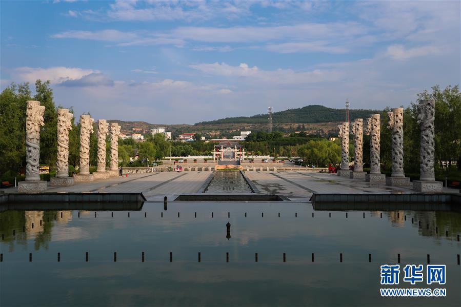 夏日好乘涼 這是6月17日拍攝的龍泉寺景區(qū)一景。 天氣漸熱，位于甘肅省平?jīng)鍪谐缧趴h的龍泉寺景區(qū)綠樹成蔭，溫度適宜，是夏日乘涼避暑勝地。 新華社發(fā)（馬希平 攝）