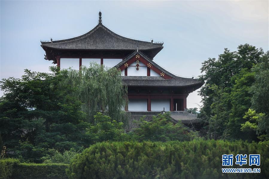 夏日好乘涼 這是6月17日拍攝的龍泉寺景區(qū)一景。 天氣漸熱，位于甘肅省平?jīng)鍪谐缧趴h的龍泉寺景區(qū)綠樹成蔭，溫度適宜，是夏日乘涼避暑勝地。 新華社發(fā)（馬希平 攝）