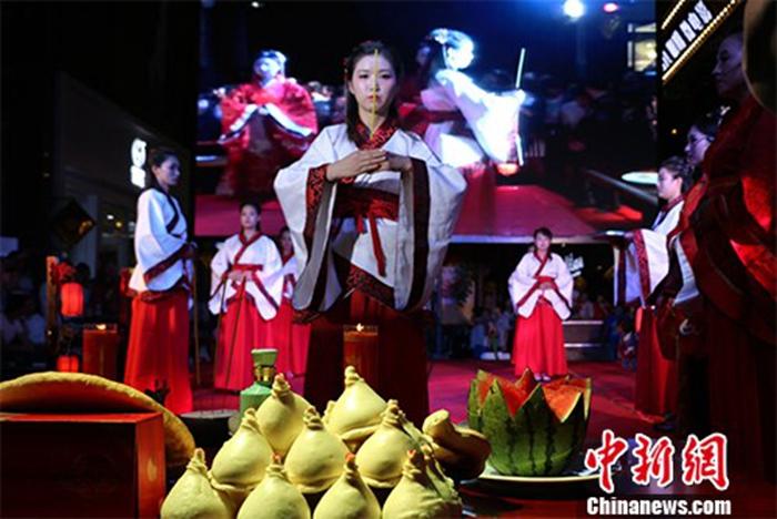 資料圖：漢服愛好者身穿漢服進行祭月。 肖穎 攝