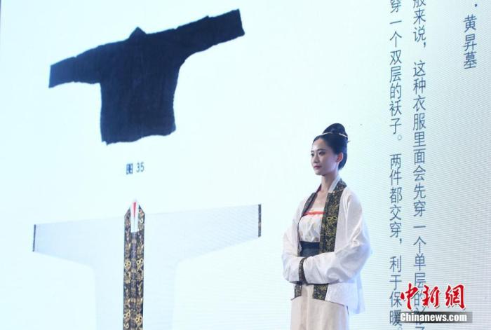 資料圖：5月23日，中國絲綢博物館，一位漢服愛好者在展示宋制漢服。 中新社記者 王剛 攝