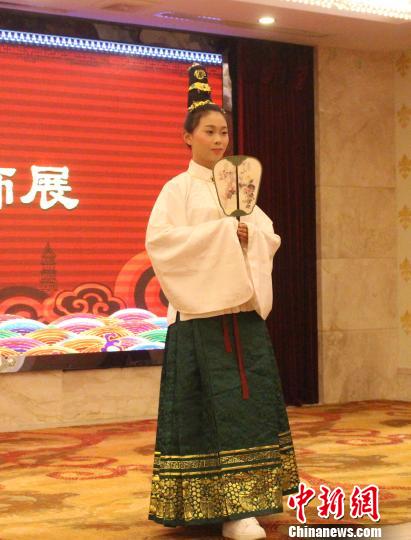 資料圖：圖為泉州傳統(tǒng)文化促進會成立儀式上，明朝服裝展示?！×戊o 攝
