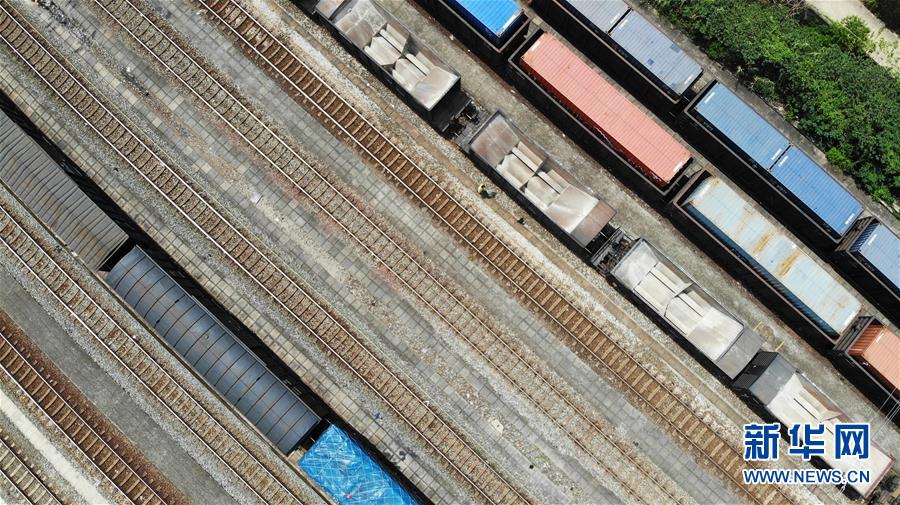8月6日，合肥運(yùn)用車間列車檢修員對車輛進(jìn)行檢修。 合肥市近日持續(xù)高溫天氣。在中國鐵路上海局集團(tuán)有限公司杭州北車輛段合肥運(yùn)用車間，386名列車檢修工人頭頂烈日堅(jiān)守崗位，確保暑運(yùn)列車的安全運(yùn)行。據(jù)了解，暑運(yùn)期間，合肥運(yùn)用車間日均檢修列車105列，檢修車廂5058節(jié)。 新華社記者 黃博涵 攝
