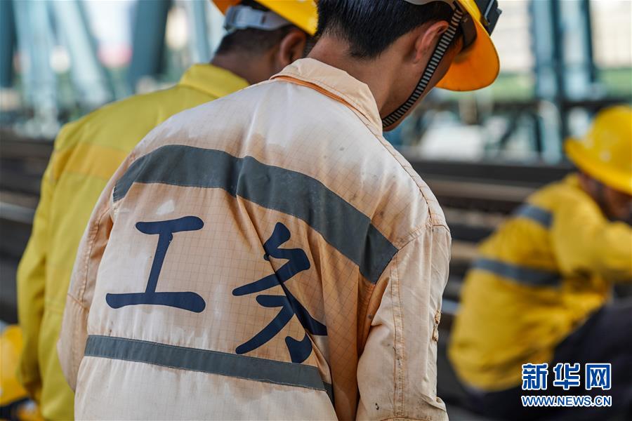 8月6日，橋隧工的工作服在作業(yè)時被汗水浸濕。新華社記者 李博 攝