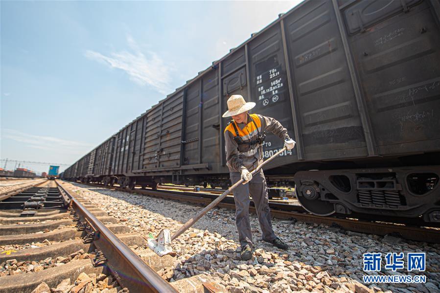 8月11日，調車員陳翀撤出線路上的鐵鞋。 當日，浙江杭州的最高氣溫超過37攝氏度。在杭州北郊的鐵路喬司編組站，調車員們頂著驕陽作業(yè)。他們將一節(jié)節(jié)車廂重新編組，發(fā)向目的地，用自己的辛勤汗水，保障著鐵路大動脈的順暢運轉。 新華社發(fā)（江漢 攝）