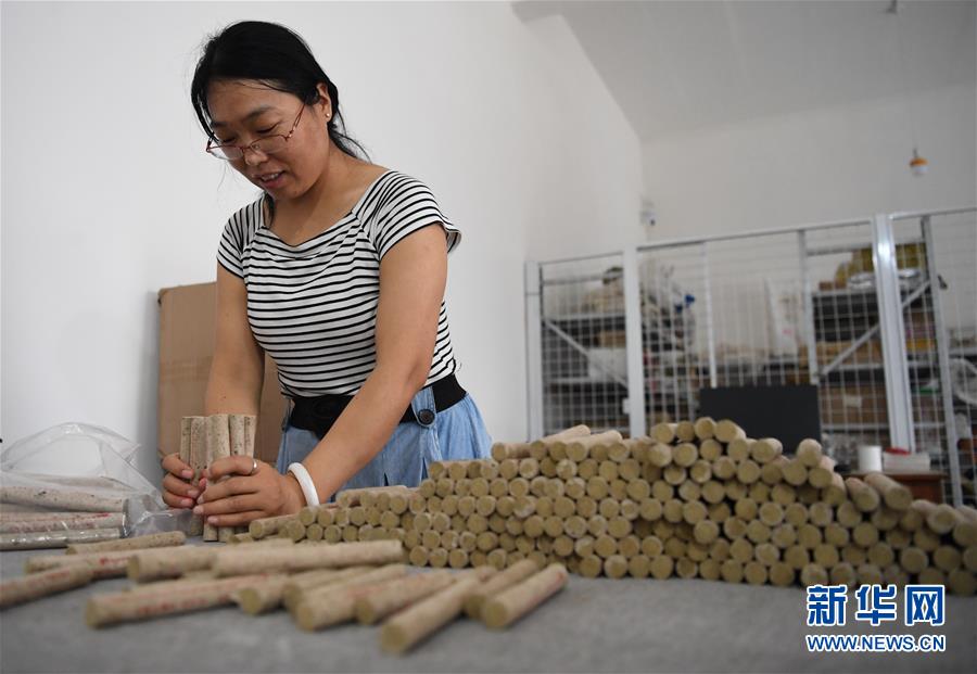 8月12日，衡水市冀州區(qū)石與木艾草文化園員工在整理生產(chǎn)的艾條。 近年來(lái)，河北省衡水市冀州區(qū)石與木艾草文化園充分挖掘中醫(yī)藥資源，打造集艾草種植、古法制艾、艾草文創(chuàng)、經(jīng)營(yíng)銷售等為一體的多元化、綜合性艾文化產(chǎn)業(yè)，生產(chǎn)艾條、艾絨、艾葉包等十余種艾草產(chǎn)品，帶動(dòng)農(nóng)戶實(shí)現(xiàn)增收。 新華社記者 朱旭東 攝