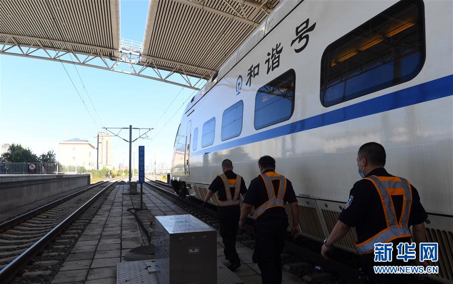 8月12日，長(zhǎng)春火車(chē)站客運(yùn)車(chē)間上水班組趕往下一個(gè)作業(yè)站臺(tái)。 新華社記者 林宏 攝