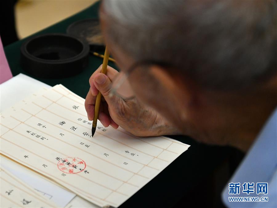 8月13日，陜西師范大學(xué)退休教師符有堂書寫錄取通知書。 當(dāng)日，陜西師范大學(xué)2020年手寫錄取通知書正式開筆。該校自2007年起采用毛筆書寫錄取通知書的方式，為新生傳遞佳音。今年，學(xué)校十余位退休教師、在職教師、校友代表等書法愛好者將為約4500名新錄取的本科生送上帶著墨香的大學(xué)錄取通知書。 新華社記者 張博文 攝