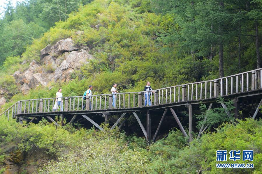 8月27日，游客在蘇木山森林公園游玩。 近日，位于內(nèi)蒙古自治區(qū)烏蘭察布市興和縣的蘇木山森林公園綠意濃濃，景色宜人。 新華社記者 李志鵬 攝