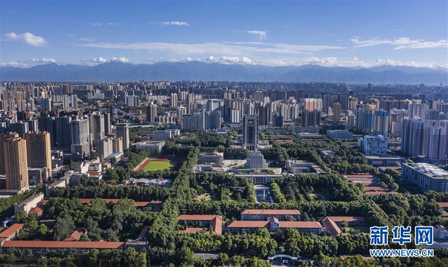 西安交通大學(xué)校園（8月31日攝，無(wú)人機(jī)照片）。 連日陰雨后，古城西安迎來(lái)好天氣，遠(yuǎn)處的秦嶺終南山清晰可見(jiàn)。 新華社記者 陶明 攝