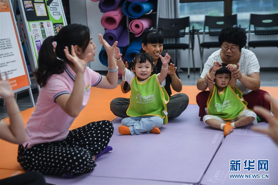 9月15日，龍泉街道市陌河社區(qū)公益早教班的老師正在給社區(qū)內(nèi)的幼兒上早教公益課程。 從2019年底開始，浙江省湖州市龍泉街道在下轄社區(qū)試點(diǎn)開辦公益早教班，為社區(qū)內(nèi)0-3歲的幼兒開展常態(tài)化和免費(fèi)的早教服務(wù)，讓社區(qū)幼兒在家門口就能享受到公益早教課程，有效補(bǔ)充了社區(qū)幼兒的學(xué)前教育空白，進(jìn)一步打造社區(qū)教育服務(wù)新模式，解決社區(qū)居民的后顧之憂。 新華社記者 徐昱 攝