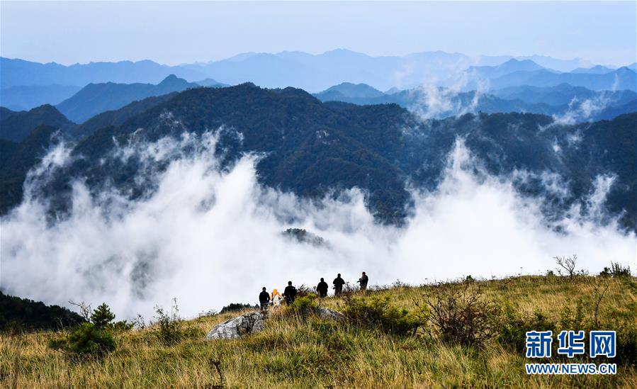 9月17日，游人在陜西紫柏山國家森林公園觀景。 雨后初霽，位于陜西省漢中市留壩縣的紫柏山國家森林公園內云霧升騰，宛如畫境。 新華社記者 劉瀟 攝